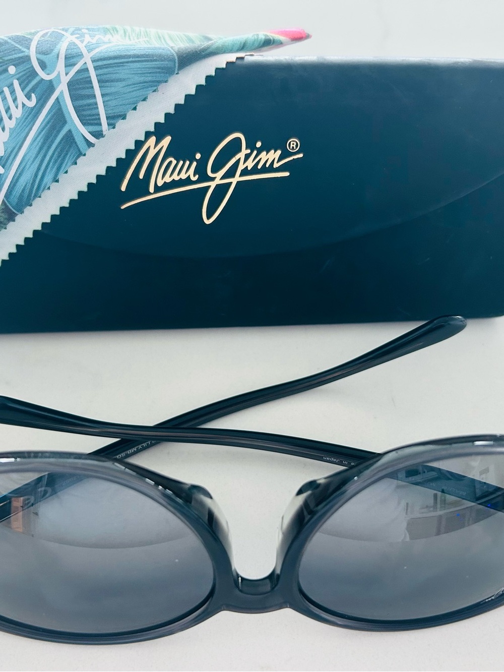Maui Jim Black Frame Gray Lens Women's Sunglasses - Picture 1 of 8